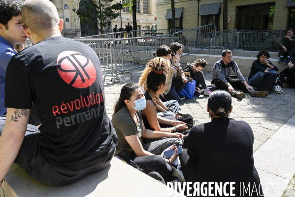 Les étudiants se mobilisent devant la Sorbonne avant le 2er tour à l élection présidentielle 2022.