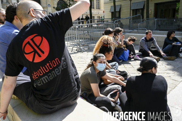 Les étudiants se mobilisent devant la Sorbonne avant le 2er tour à l élection présidentielle 2022.