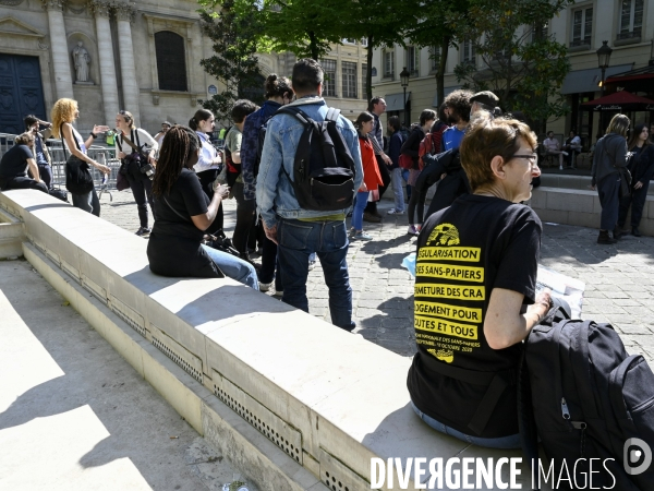 Les étudiants se mobilisent devant la Sorbonne avant le 2er tour à l élection présidentielle 2022.