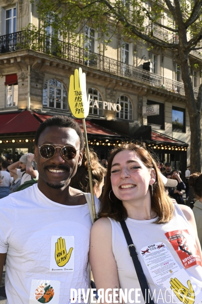 Manifestation entre les 2 tours, contre l extreme droite, le racisme, le fascisme.