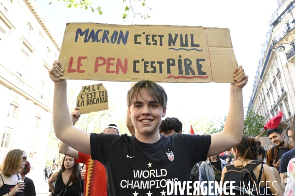 Manifestation entre les 2 tours, contre l extreme droite, le racisme, le fascisme.