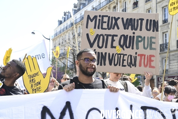 Manifestation entre les 2 tours, contre l extreme droite, le racisme, le fascisme.