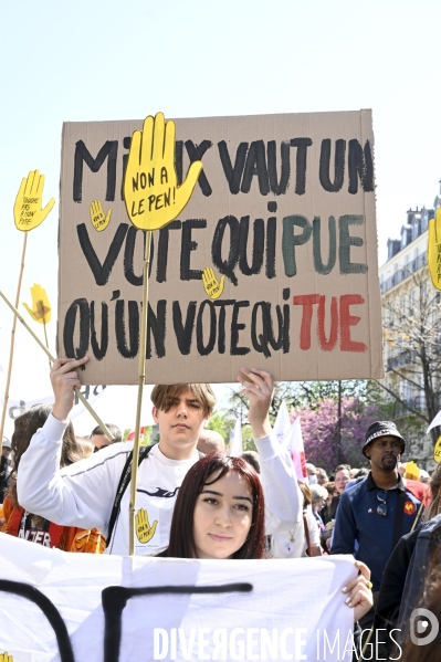 Manifestation entre les 2 tours, contre l extreme droite, le racisme, le fascisme.