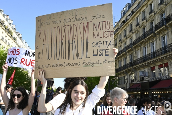 Manifestation entre les 2 tours, contre l extreme droite, le racisme, le fascisme.