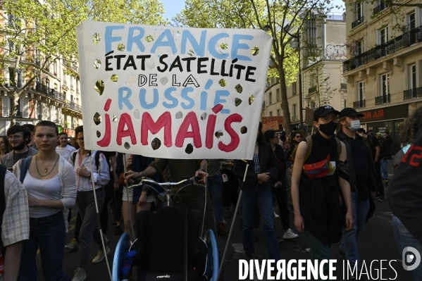 Manifestation entre les 2 tours, contre l extreme droite, le racisme, le fascisme.