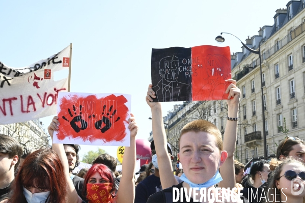 Manifestation entre les 2 tours, contre l extreme droite, le racisme, le fascisme.