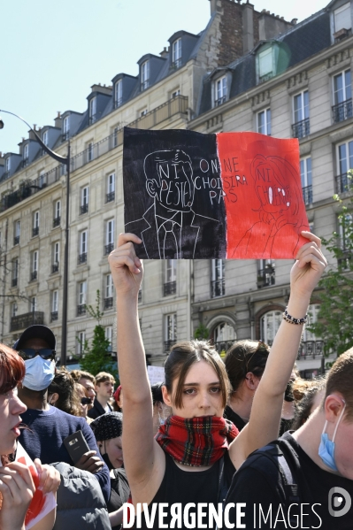 Manifestation entre les 2 tours, contre l extreme droite, le racisme, le fascisme.