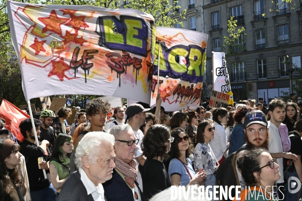 Manifestation entre les 2 tours, contre l extreme droite, le racisme, le fascisme.