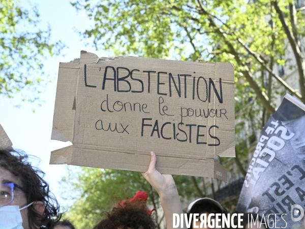 Manifestation entre les 2 tours, contre l extreme droite, le racisme, le fascisme.