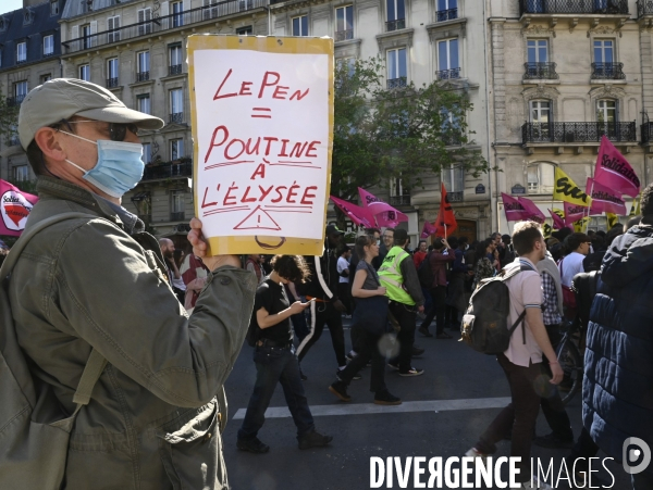 Manifestation entre les 2 tours, contre l extreme droite, le racisme, le fascisme.