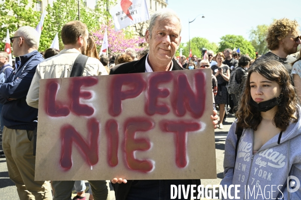 Manifestation entre les 2 tours, contre l extreme droite, le racisme, le fascisme.