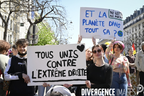 Manifestation entre les 2 tours, contre l extreme droite, le racisme, le fascisme.