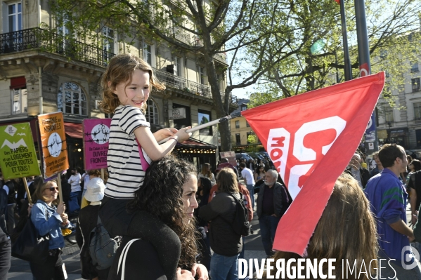 Manifestation entre les 2 tours, contre l extreme droite, le racisme, le fascisme.