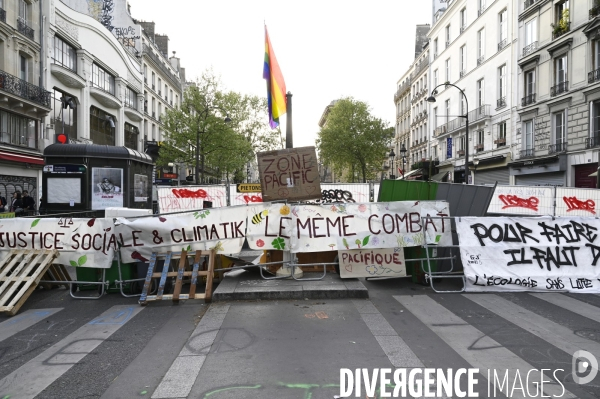 Action blocage du centre de Paris  L inévitable Rébellion par des militants écologistes d Extinction Rebellion, à Strasbourg Saint Denis. Action blocking the center of Paris by ecologist activists of Extinction Rebellion.