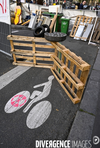 Action blocage du centre de Paris  L inévitable Rébellion par des militants écologistes d Extinction Rebellion, à Strasbourg Saint Denis. Action blocking the center of Paris by ecologist activists of Extinction Rebellion.