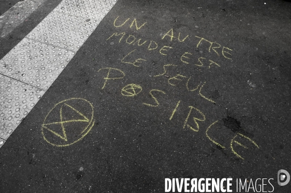 Action blocage du centre de Paris  L inévitable Rébellion par des militants écologistes d Extinction Rebellion, à Strasbourg Saint Denis. Action blocking the center of Paris by ecologist activists of Extinction Rebellion.