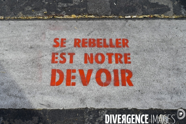 Action blocage du centre de Paris  L inévitable Rébellion par des militants écologistes d Extinction Rebellion, à Strasbourg Saint Denis. Action blocking the center of Paris by ecologist activists of Extinction Rebellion.