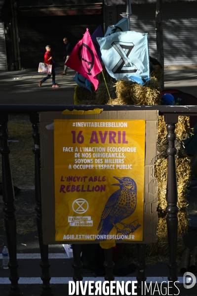 Action blocage du centre de Paris  L inévitable Rébellion par des militants écologistes d Extinction Rebellion, à Strasbourg Saint Denis. Action blocking the center of Paris by ecologist activists of Extinction Rebellion.