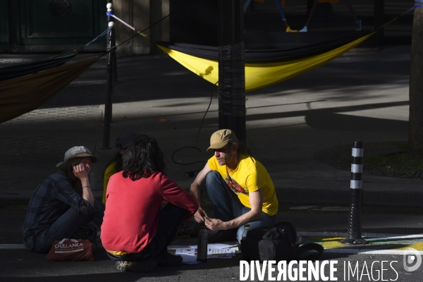 Action blocage du centre de Paris  L inévitable Rébellion par des militants écologistes d Extinction Rebellion, à Strasbourg Saint Denis. Action blocking the center of Paris by ecologist activists of Extinction Rebellion.