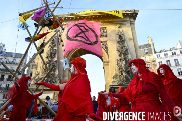 Action blocage du centre de Paris  L inévitable Rébellion par des militants écologistes d Extinction Rebellion, à Strasbourg Saint Denis. Action blocking the center of Paris by ecologist activists of Extinction Rebellion.