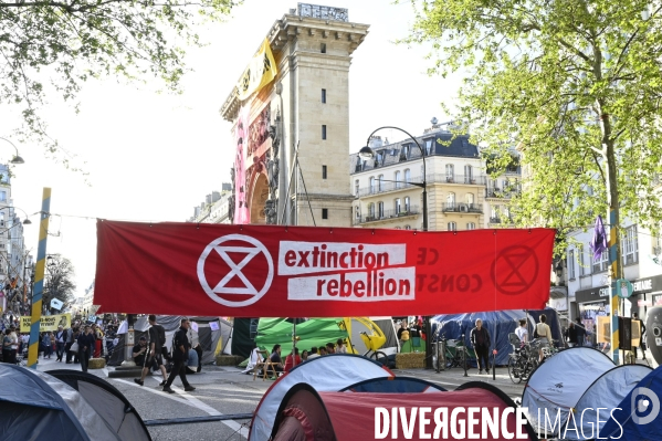 Action blocage du centre de Paris  L inévitable Rébellion par des militants écologistes d Extinction Rebellion, à Strasbourg Saint Denis. Action blocking the center of Paris by ecologist activists of Extinction Rebellion.