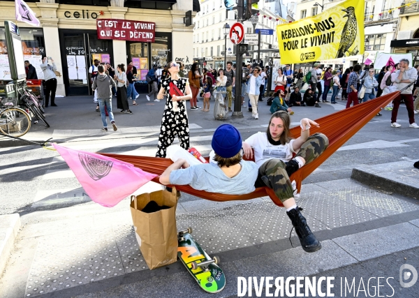 Action blocage du centre de Paris  L inévitable Rébellion par des militants écologistes d Extinction Rebellion, à Strasbourg Saint Denis. Action blocking the center of Paris by ecologist activists of Extinction Rebellion.