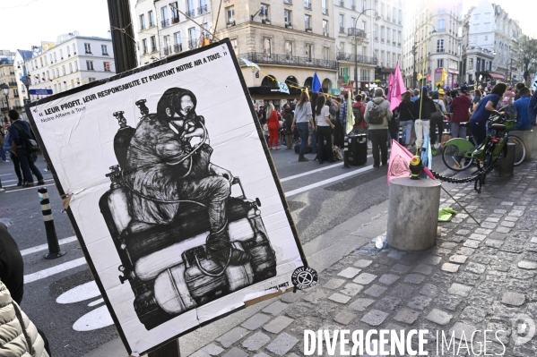 Action blocage du centre de Paris  L inévitable Rébellion par des militants écologistes d Extinction Rebellion, à Strasbourg Saint Denis. Action blocking the center of Paris by ecologist activists of Extinction Rebellion.