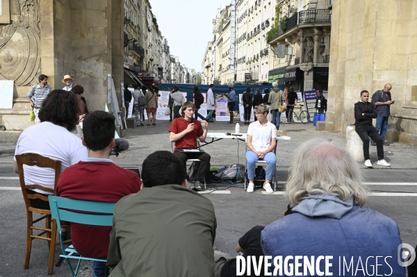 Action blocage du centre de Paris  L inévitable Rébellion par des militants écologistes d Extinction Rebellion, à Strasbourg Saint Denis. Action blocking the center of Paris by ecologist activists of Extinction Rebellion.