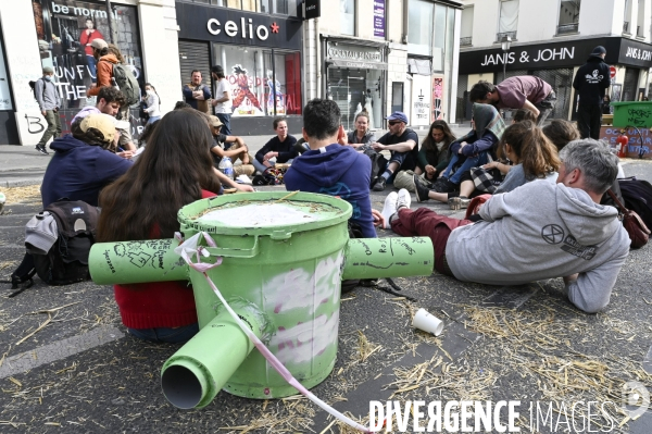 Action blocage du centre de Paris  L inévitable Rébellion par des militants écologistes d Extinction Rebellion, à Strasbourg Saint Denis. Action blocking the center of Paris by ecologist activists of Extinction Rebellion.