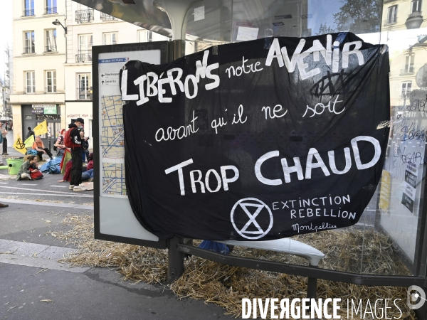 Action blocage du centre de Paris  L inévitable Rébellion par des militants écologistes d Extinction Rebellion, à Strasbourg Saint Denis. Action blocking the center of Paris by ecologist activists of Extinction Rebellion.