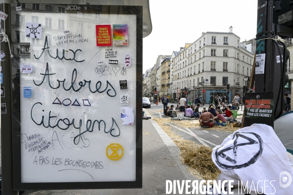 Action blocage du centre de Paris  L inévitable Rébellion par des militants écologistes d Extinction Rebellion, à Strasbourg Saint Denis. Action blocking the center of Paris by ecologist activists of Extinction Rebellion.