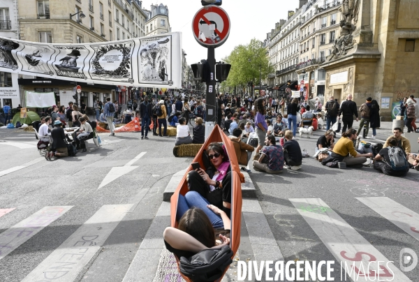 Action blocage du centre de Paris  L inévitable Rébellion par des militants écologistes d Extinction Rebellion, à Strasbourg Saint Denis. Action blocking the center of Paris by ecologist activists of Extinction Rebellion.