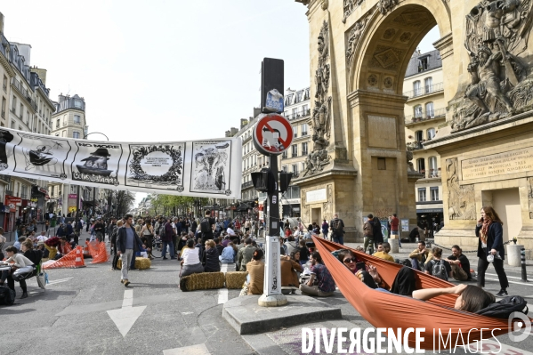 Action blocage du centre de Paris  L inévitable Rébellion par des militants écologistes d Extinction Rebellion, à Strasbourg Saint Denis. Action blocking the center of Paris by ecologist activists of Extinction Rebellion.