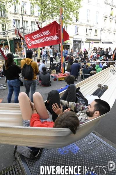 Action blocage du centre de Paris  L inévitable Rébellion par des militants écologistes d Extinction Rebellion, à Strasbourg Saint Denis. Action blocking the center of Paris by ecologist activists of Extinction Rebellion.