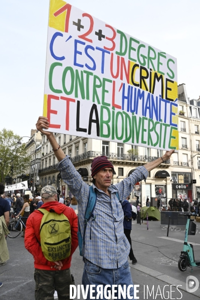 Action blocage du centre de Paris  L inévitable Rébellion par des militants écologistes d Extinction Rebellion, à Strasbourg Saint Denis. Action blocking the center of Paris by ecologist activists of Extinction Rebellion.