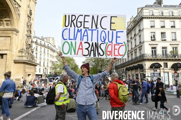 Action blocage du centre de Paris  L inévitable Rébellion par des militants écologistes d Extinction Rebellion, à Strasbourg Saint Denis. Action blocking the center of Paris by ecologist activists of Extinction Rebellion.