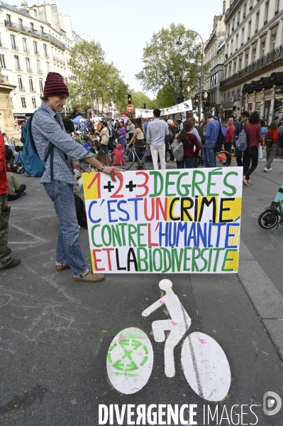 Action blocage du centre de Paris  L inévitable Rébellion par des militants écologistes d Extinction Rebellion, à Strasbourg Saint Denis. Action blocking the center of Paris by ecologist activists of Extinction Rebellion.