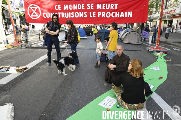 Action blocage du centre de Paris  L inévitable Rébellion par des militants écologistes d Extinction Rebellion, à Strasbourg Saint Denis. Action blocking the center of Paris by ecologist activists of Extinction Rebellion.