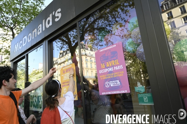 Action blocage du centre de Paris  L inévitable Rébellion par des militants écologistes d Extinction Rebellion, à Strasbourg Saint Denis. Action blocking the center of Paris by ecologist activists of Extinction Rebellion.