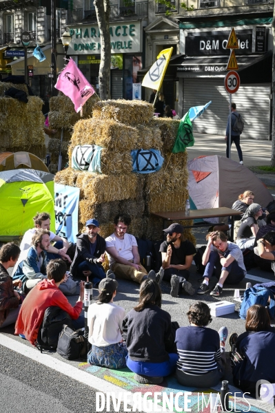 Action blocage du centre de Paris  L inévitable Rébellion par des militants écologistes d Extinction Rebellion, à Strasbourg Saint Denis. Action blocking the center of Paris by ecologist activists of Extinction Rebellion.