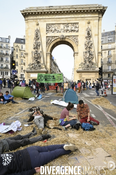 Action blocage du centre de Paris  L inévitable Rébellion par des militants écologistes d Extinction Rebellion, à Strasbourg Saint Denis. Action blocking the center of Paris by ecologist activists of Extinction Rebellion.