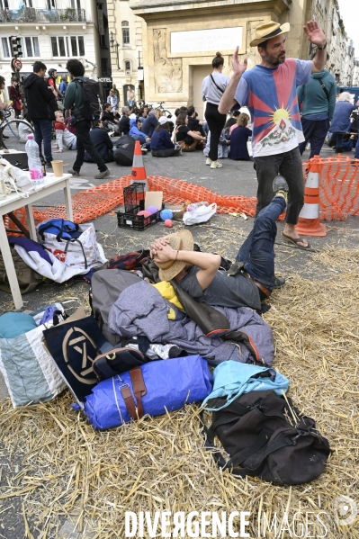 Action blocage du centre de Paris  L inévitable Rébellion par des militants écologistes d Extinction Rebellion, à Strasbourg Saint Denis. Action blocking the center of Paris by ecologist activists of Extinction Rebellion.