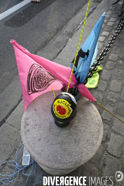 Action blocage du centre de Paris  L inévitable Rébellion par des militants écologistes d Extinction Rebellion, à Strasbourg Saint Denis. Action blocking the center of Paris by ecologist activists of Extinction Rebellion.