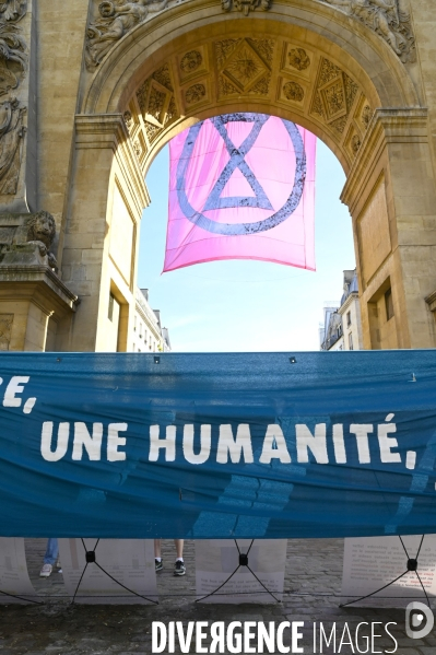 Action blocage du centre de Paris  L inévitable Rébellion par des militants écologistes d Extinction Rebellion, à Strasbourg Saint Denis. Action blocking the center of Paris by ecologist activists of Extinction Rebellion.