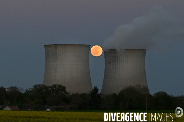 Centrale nucléaire de Saint-Laurent-des-Eaux au clair de Lune