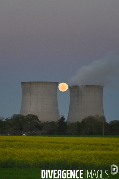 Centrale nucléaire de Saint-Laurent-des-Eaux au clair de Lune