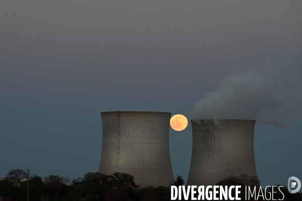 Centrale nucléaire de Saint-Laurent-des-Eaux au clair de Lune