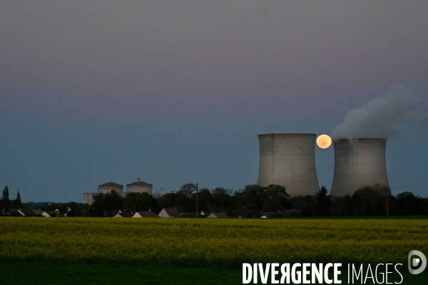 Centrale nucléaire de Saint-Laurent-des-Eaux au clair de Lune