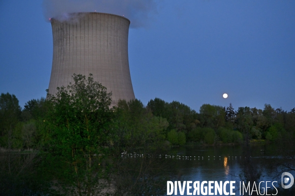 Centrale nucléaire de Saint-Laurent-des-Eaux au clair de Lune