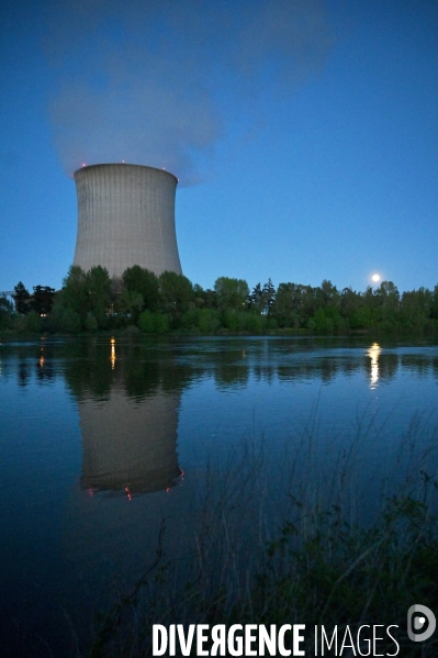 Centrale nucléaire de Saint-Laurent-des-Eaux au clair de Lune